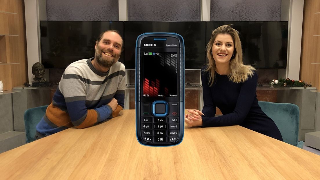 Joshua en Tjarda met het type telefoon dat ze een week gebruikten
