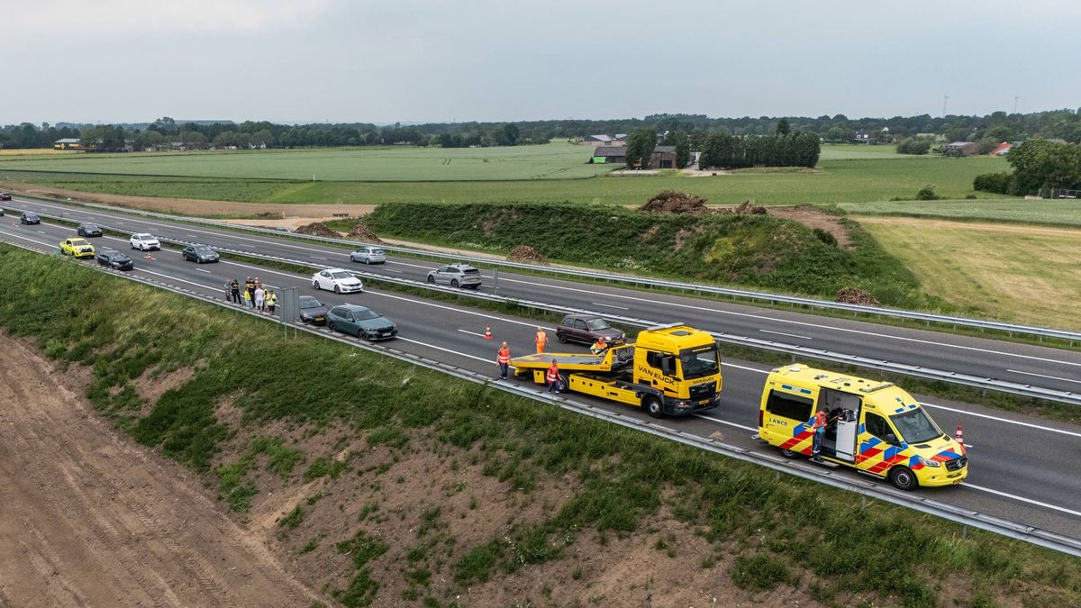 Drie auto's botsen op A12