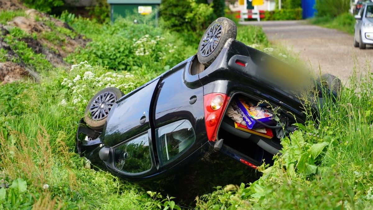 Auto slaat over de kop in Staphorst