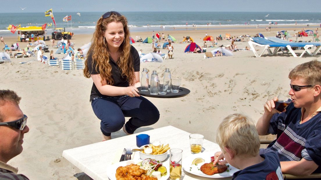 Veel scholieren en studenten hebben in de zomer tijdens de vakantie een baantje bij een van de vele stranpaviljoens op het strand