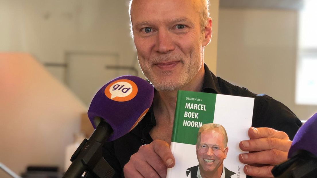 Schrijver Jan Bletz met zijn boek Marcel Boekhoorn.