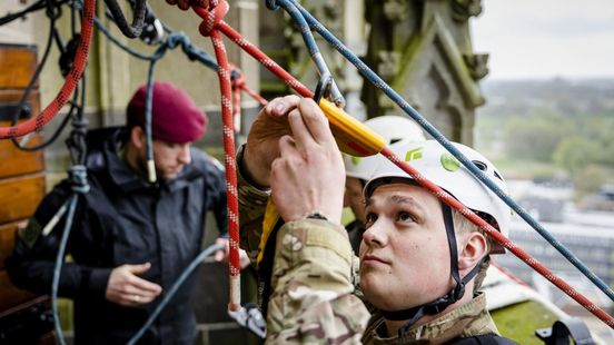 Spektakel in Arnhem bij uitreiking rode baretten