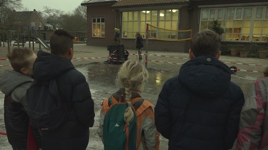 De schaatskoorts grijpt overal om zich heen. Zoals in Bussloo waar ouders van de leerlingen van de Sint Martinusschool hun eigen ijsbaan maken op het schoolplein. En dat valt nog vies tegen.