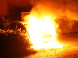 Brand verwoest geparkeerde auto in Bovensmilde
