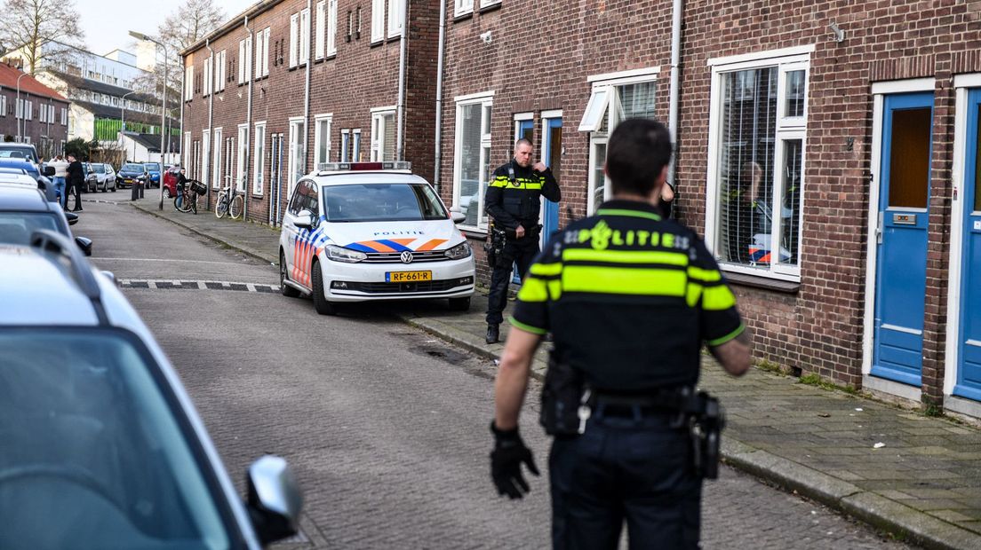 De politie doet buurtonderzoek in de Frederik Hendrikstraat