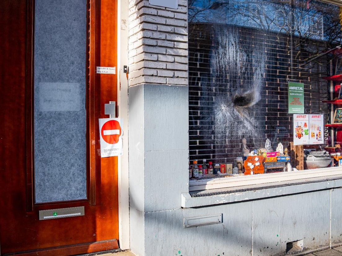 Het beschoten pand van Suri-Change op de Dordtselaan Rotterdam