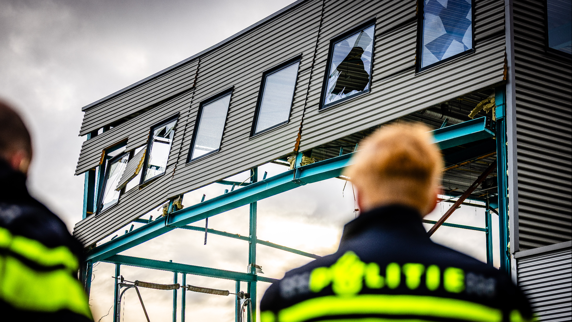 Het deel van het pand dat nog overeind staat is niet stabiel, ook dat kan nog instorten.