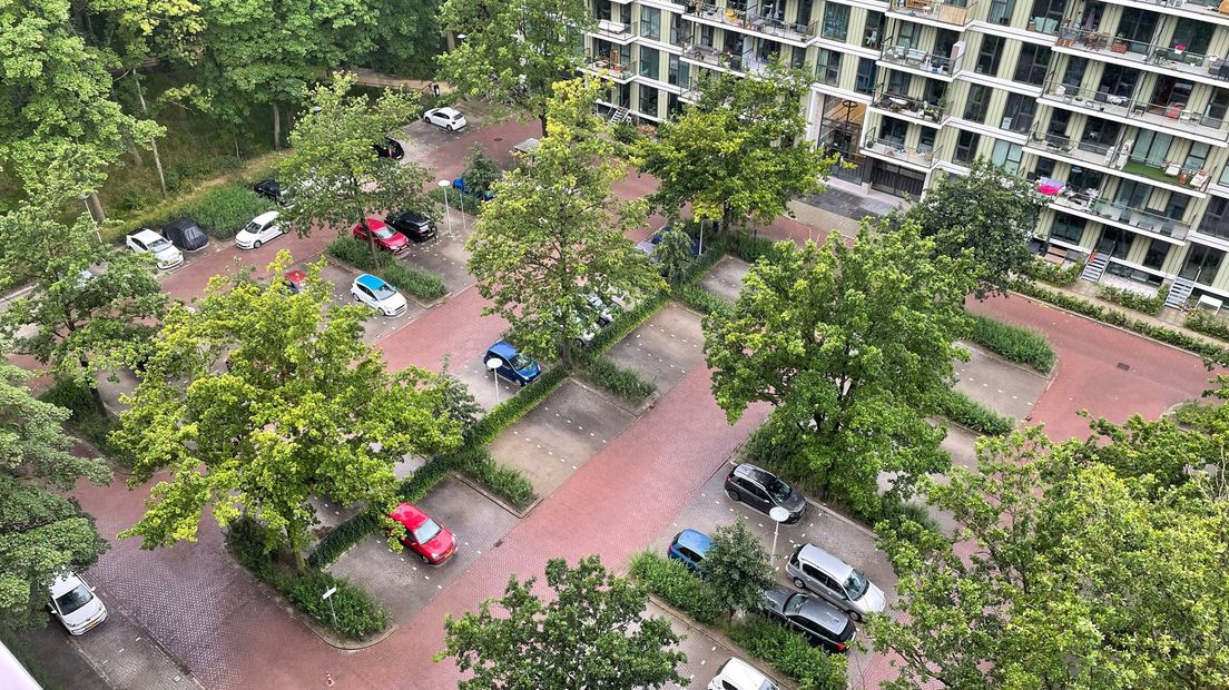 Het parkeerterrein van bovenaf gezien