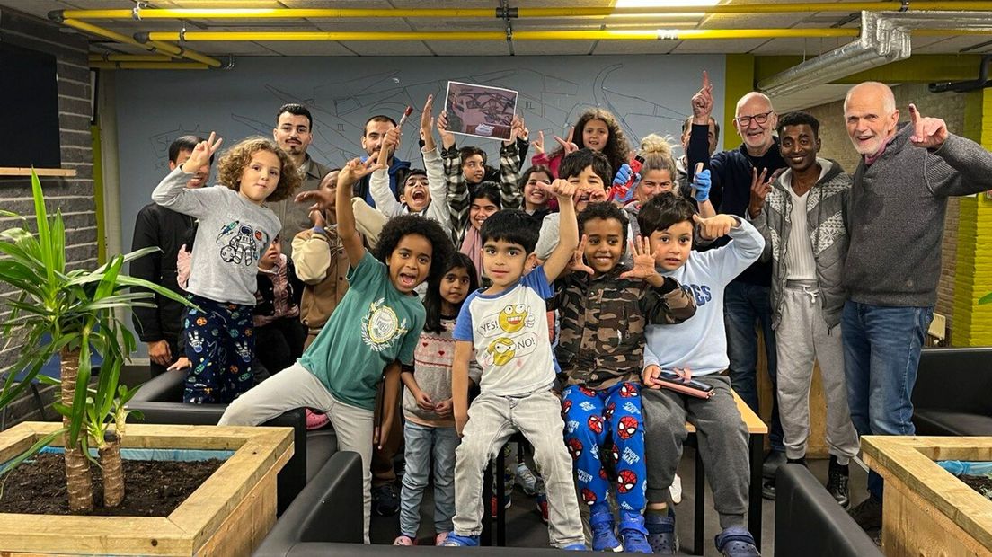 Azc-kinderen in Eelde reproduceren kunstwerk: 'Ze zijn heel enthousiast ...