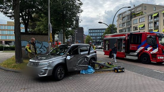 Gewonde bij aanrijding tussen auto en stadsbus in Hengelo. Gewonde bij aanrijding tussen auto en stadsbus in Hengelo.
