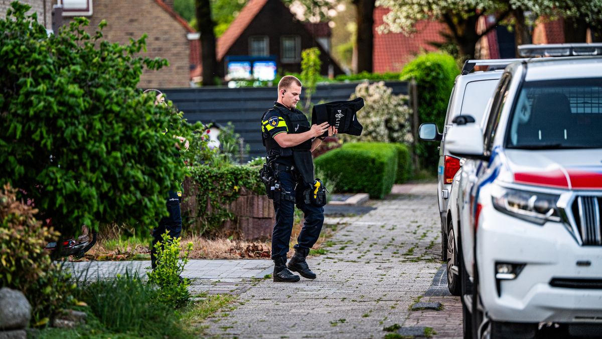Politieagenten met kogelvrije vesten onderzoeken dreiging met vuurwapen in Oosterwolde