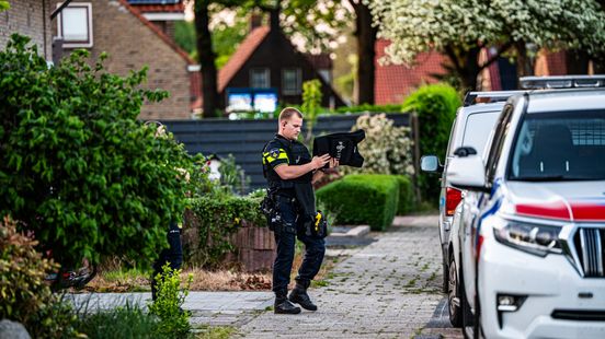 Politieagenten met kogelvrije vesten onderzoeken dreiging met vuurwapen in Oosterwolde Nieuws