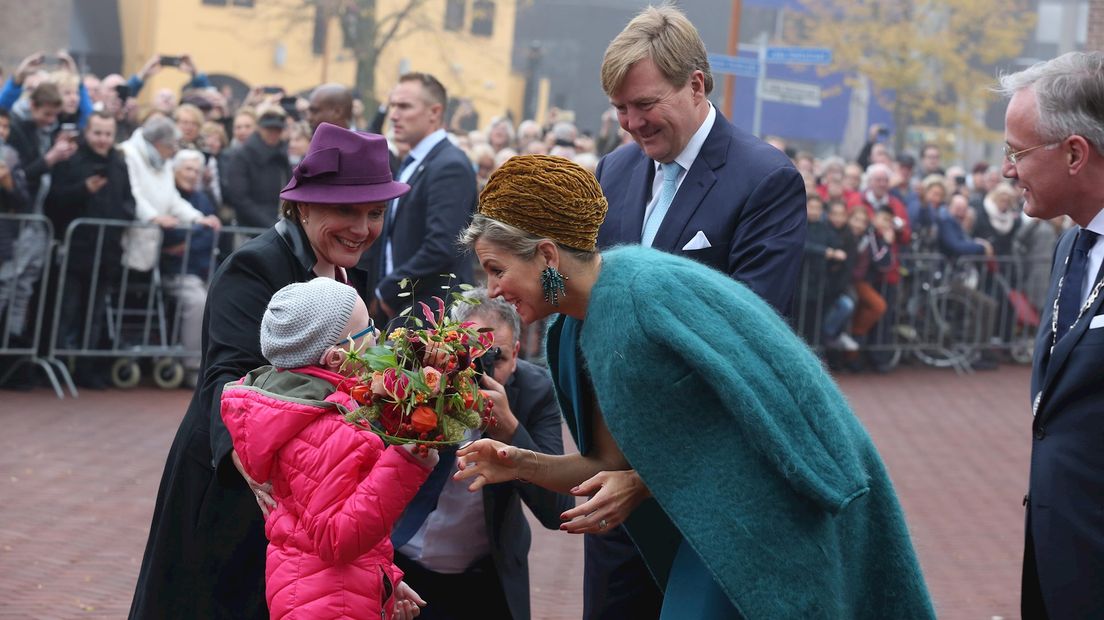 Sterre Abbes geeft bloemstuk aan koningin Máxima