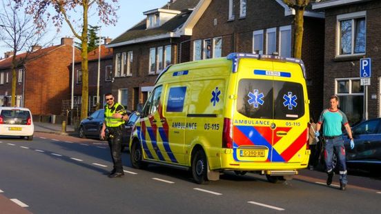 Scooterrijder gewond na aanrijding in Enschede. Scooterrijder gewond na aanrijding in Enschede.