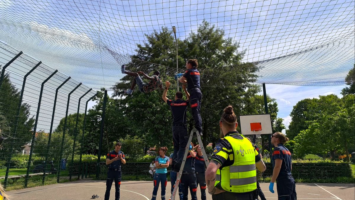 112 nieuws: Fietsster aangereden in Mariënheem | Auto's total loss na botsing