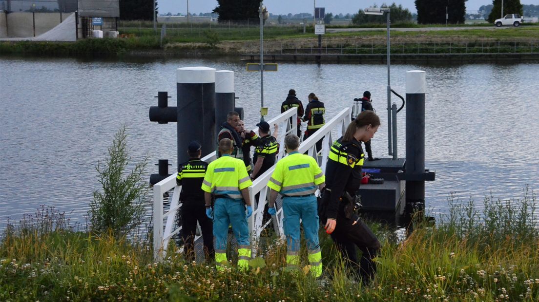 Brandweerduikers halen drenkeling uit het water 