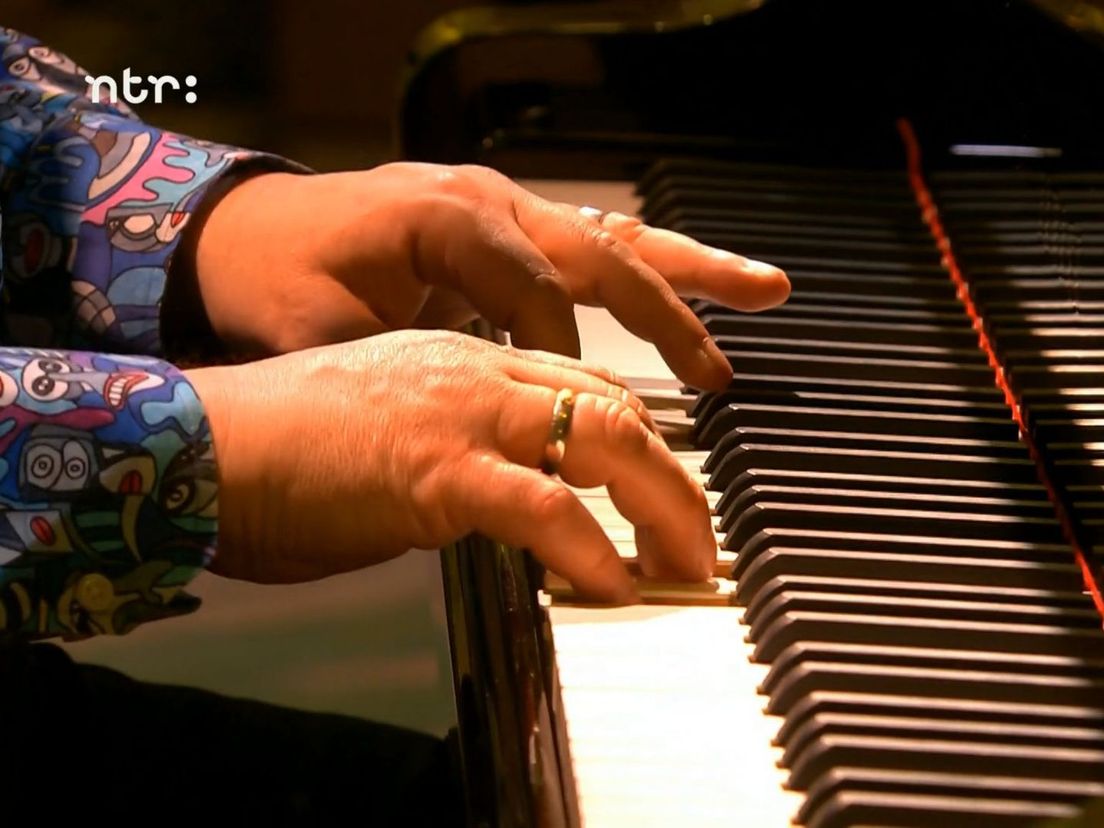 Mike Boddé aan de piano in het tv-programma Podium Witteman