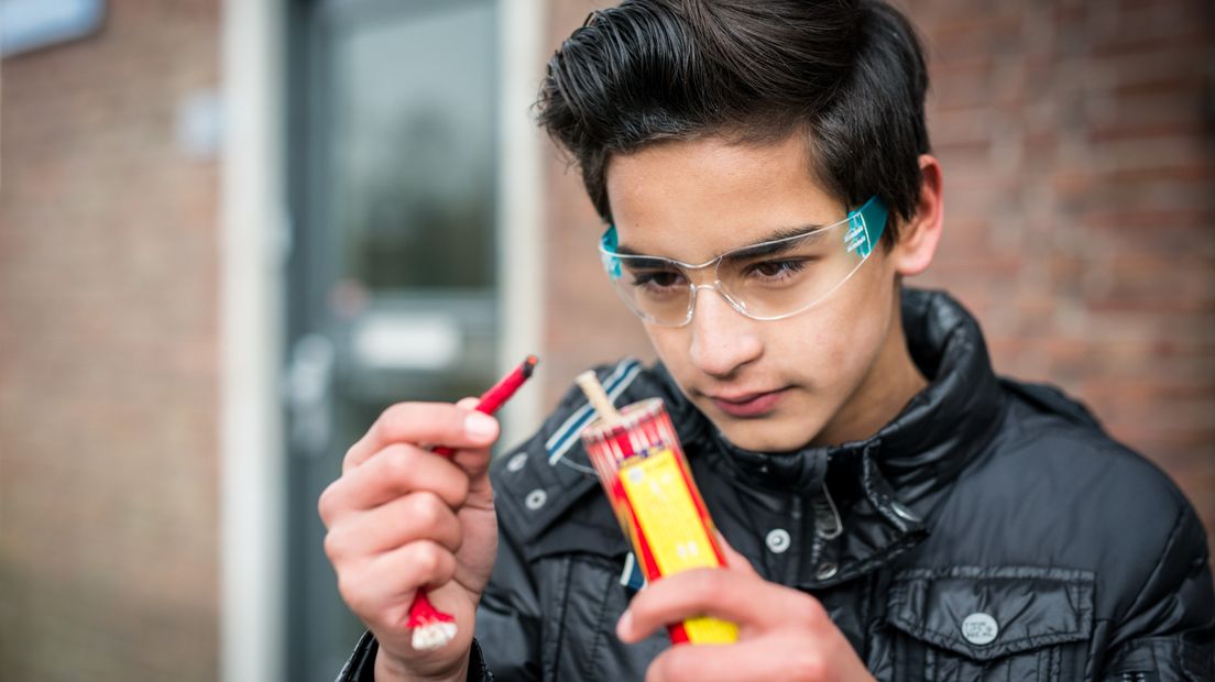 Burgemeester Bruls van Nijmegen heeft dinsdag op basisschool De Aldenhove veiligheidsbrillen uitgedeeld aan leerlingen van groep 8. Die krijgen voorlichting over het veilig gebruiken van vuurwerk en bescherming is daar een onderdeel van. In totaal zijn er vierduizend brillen beschikbaar voor basisschoolleerlingen in Nijmegen.