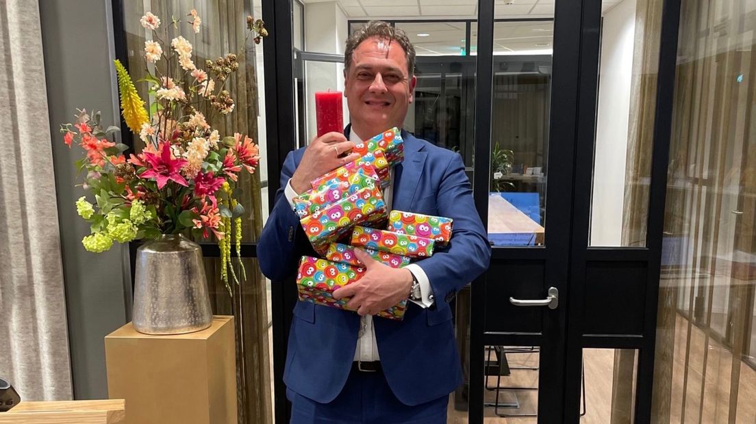 Burgemeester Bouwmeester kreeg LEGO van alle raadsfracties.