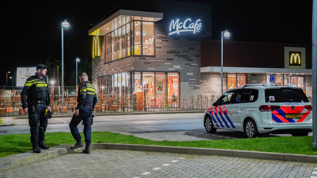 Politie bij de McDonald's in Eelderwolde