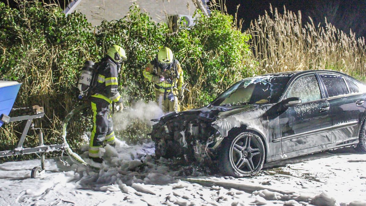 Auto uitgebrand aan het Borndiep in Sneek