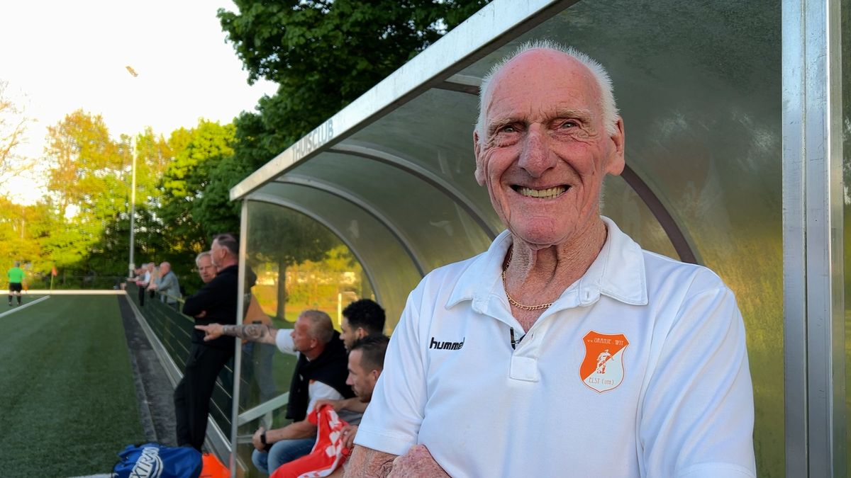 86-jarige Jacob denkt nog niet aan stoppen als vaste verzorger van Oranje Wit: 'Bezig blijven'