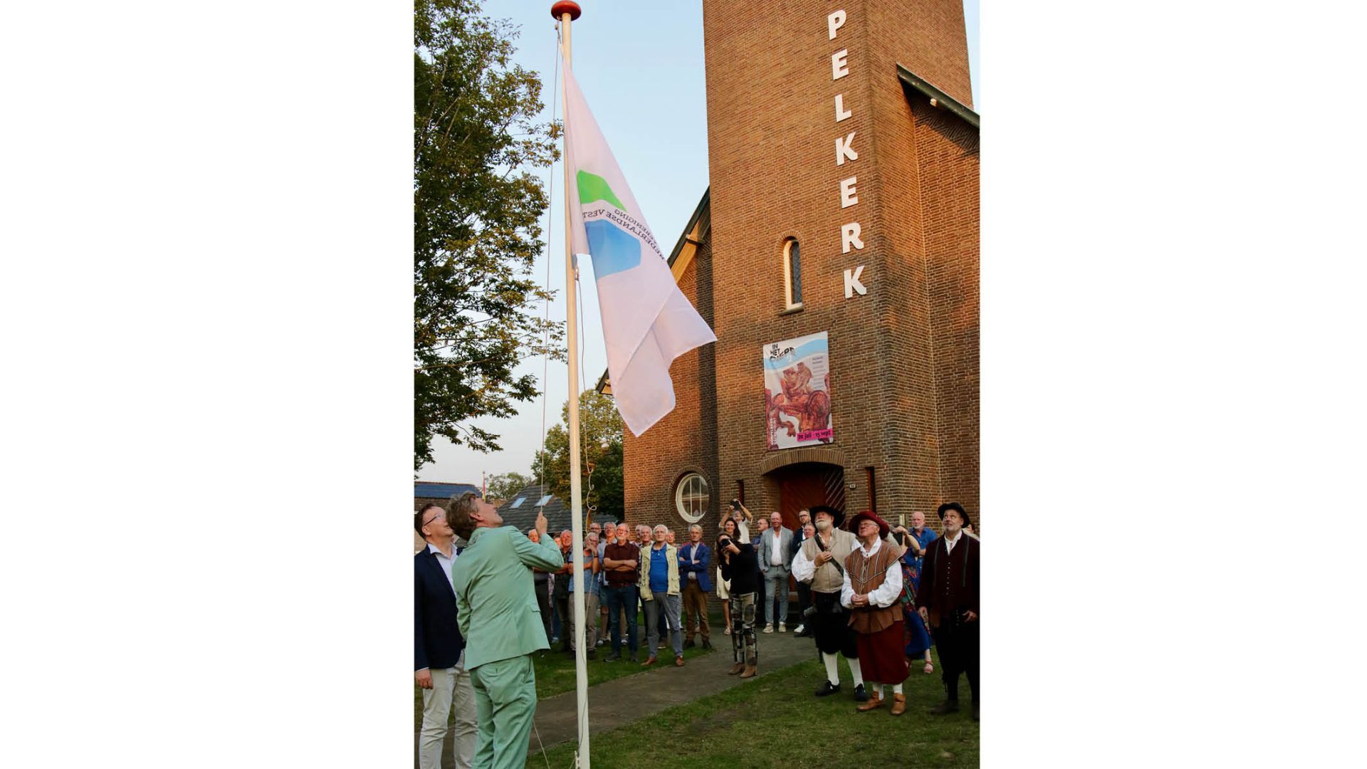 Het hijsen van de vlag van de Vereniging van Nederlandse Vestingsteden vormde een officiële ceremonie voorafgaand aan de uitreiking van de Aaltense Erfgoedprijs.