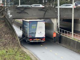 Vrachtwagenchauffeur Kadir rijdt zichzelf klem bij Maastunnel: 'Shit, ik zit vast'