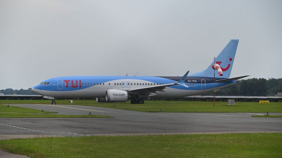 Een vliegtuig van TUI op Eelde