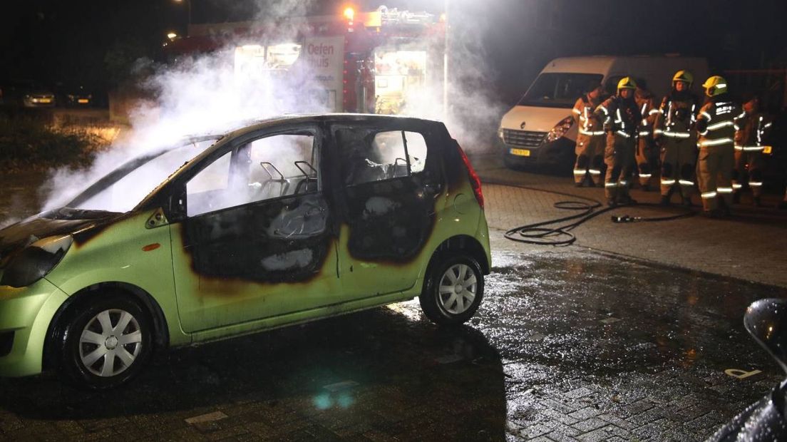 Een auto aan de Pieter de Hoogstraat in Ede ging door brand verloren