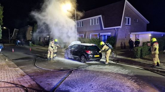 Auto in brand • ravage na botsing. Auto in brand • ravage na botsing.