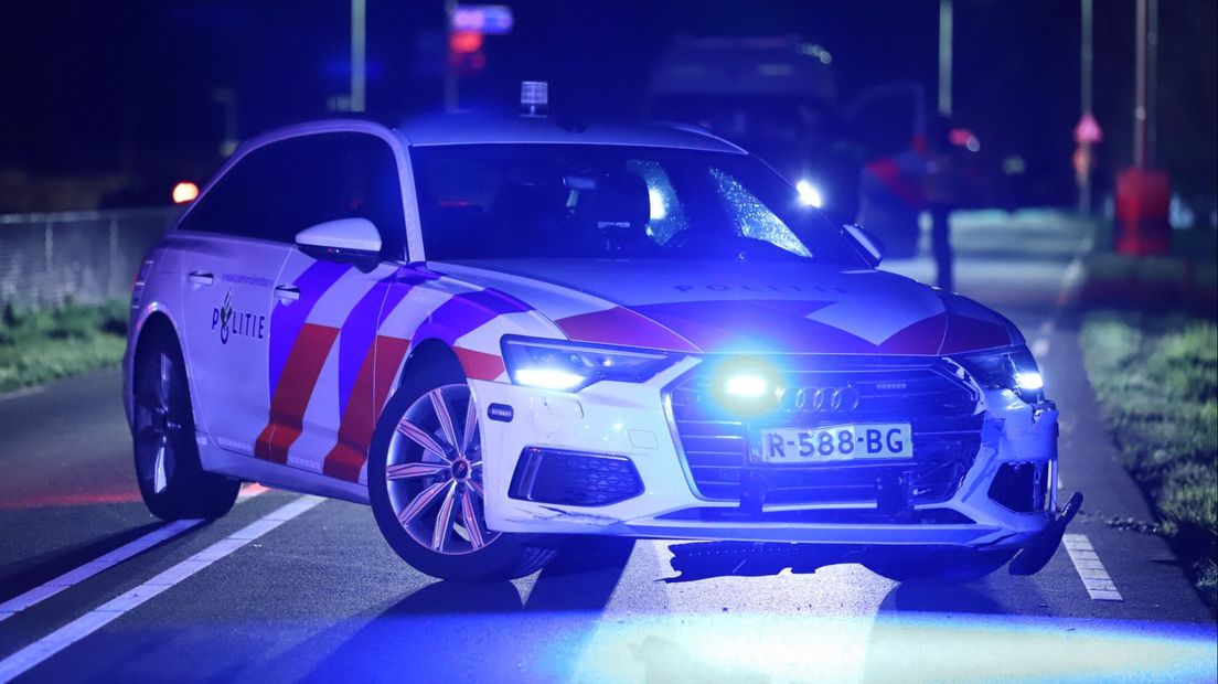 De politieauto raakte beschadigd aan de voorkant