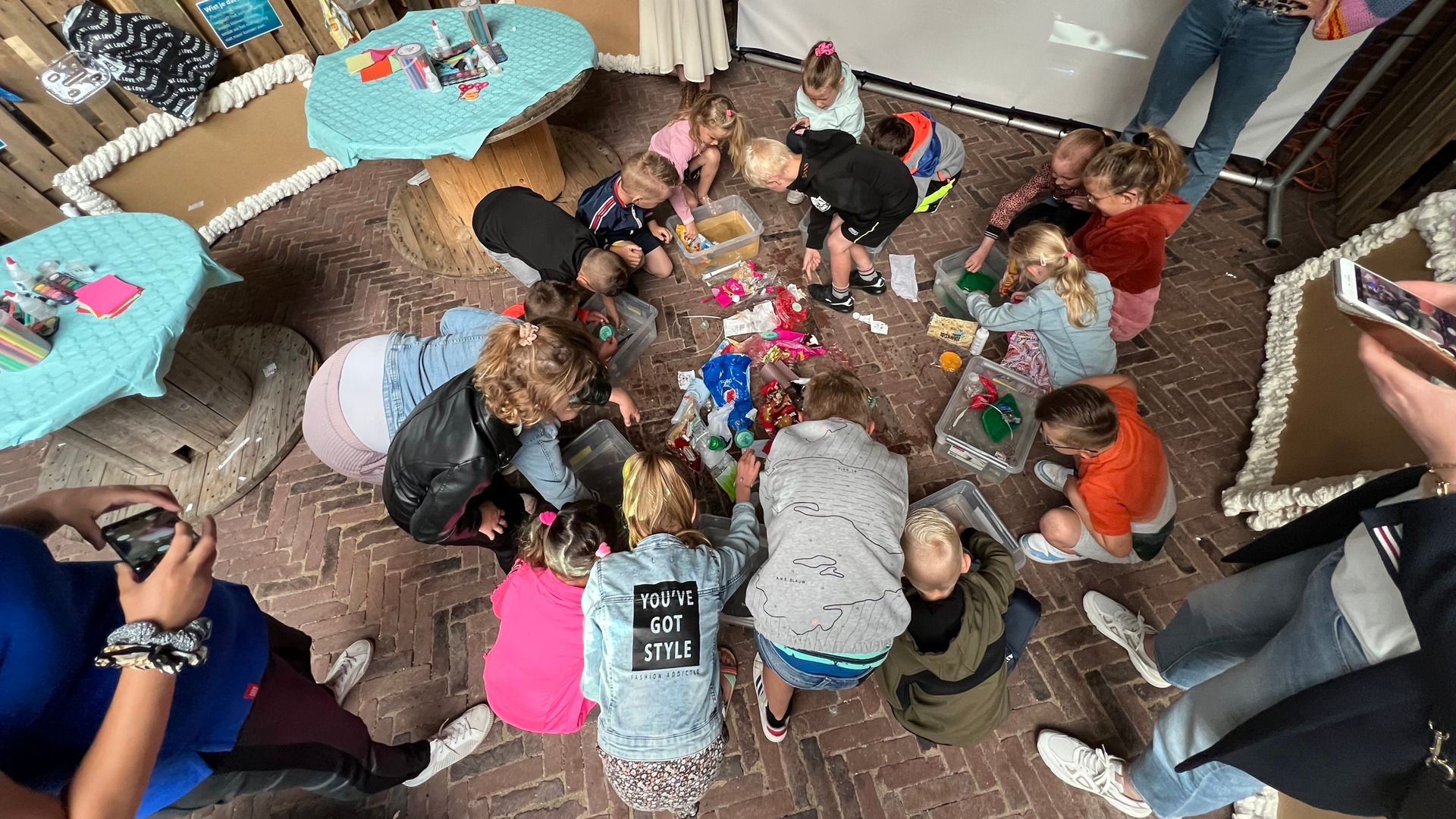 De kinderen van groep 3 scheiden plastic