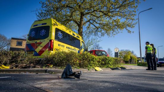Ambulancepersoneel gewond bij botsing, weg uren dicht. Ambulancepersoneel gewond bij botsing, weg uren dicht.