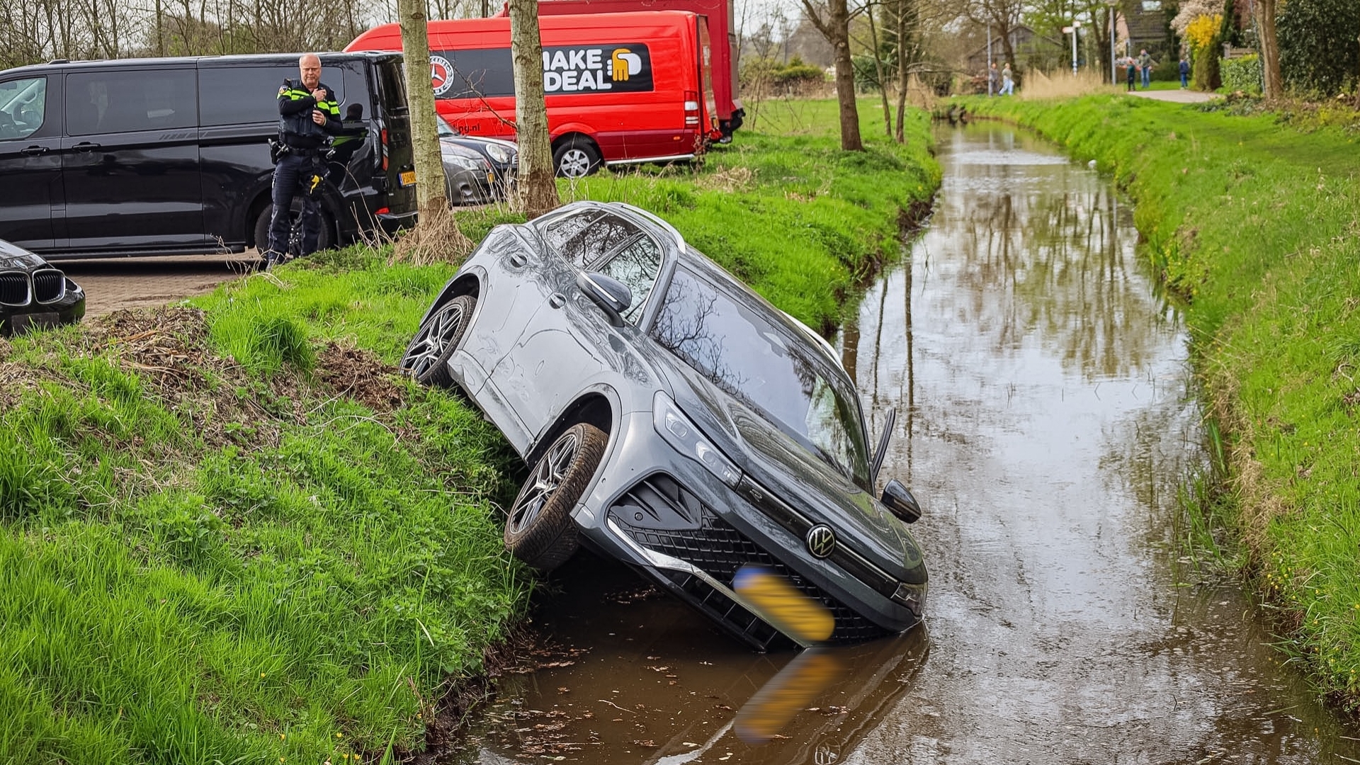 112-nieuws: Automobilist botst op geparkeerde auto in Leek