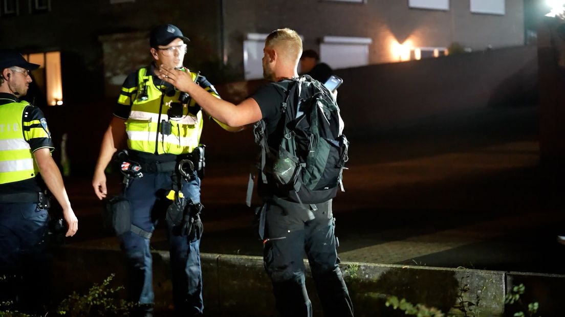 Bij een protest tegen een azc werden gisteravond in Rhenen ruiten van het gemeentehuis vernield