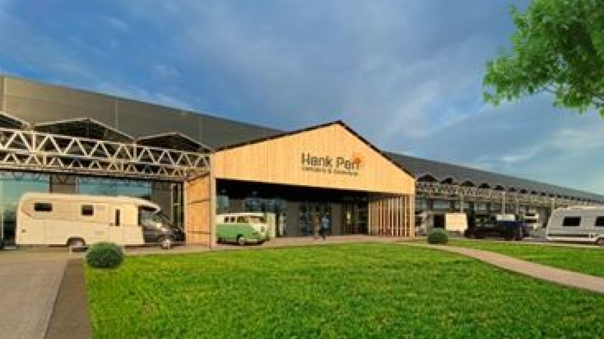 Henk Pen opent Europa’s grootste camper- en caravancentrum in Groenlo.