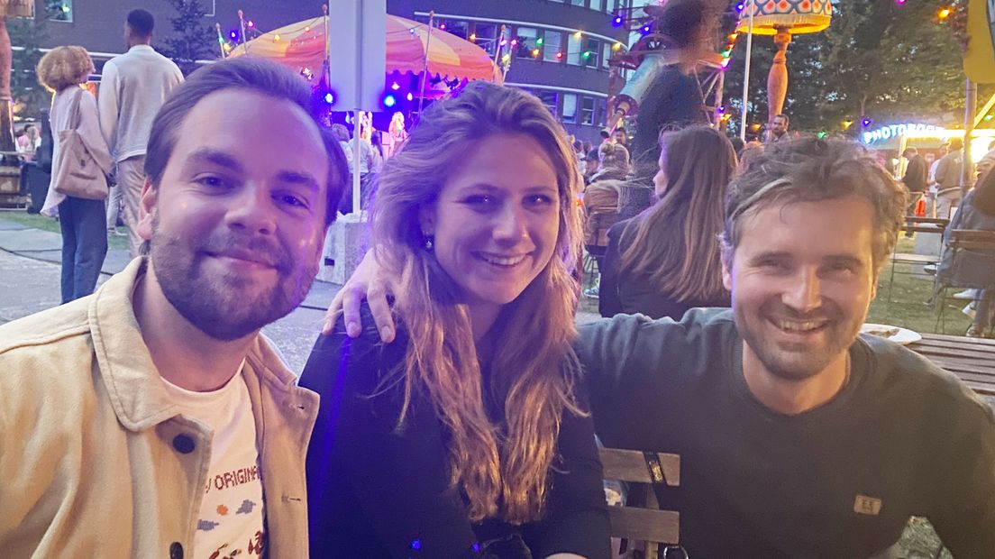 Na de ophef komt de Keierbal nu echt uit het frituurvet Vrienden Stefan, Demi en Luuk (v.l.n.r.) proefden als een van de eersten de Keierbal.
