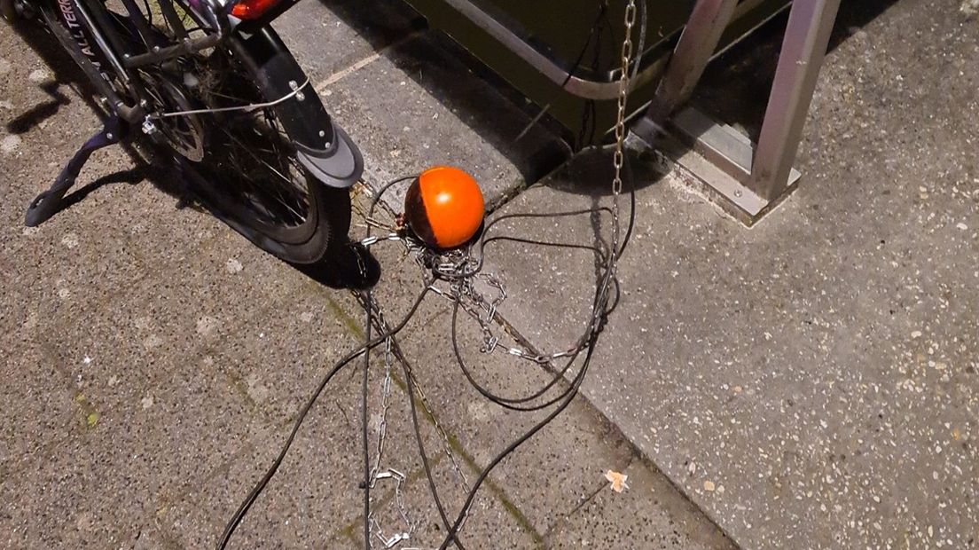 De reden waarom de jongen viel: een kabel over het fietspad.
