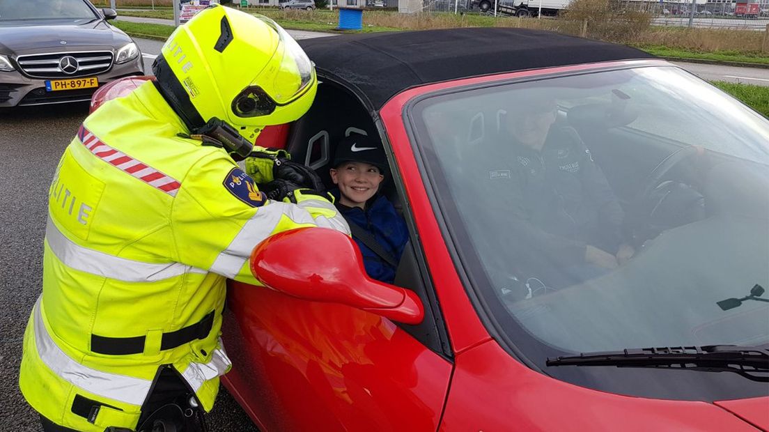 Gio (12) mocht onder politie-escorte in een Ferrari rijden 