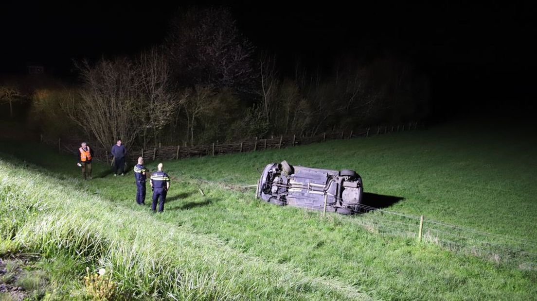 De auto belandde onderaan de dijk in een weiland.