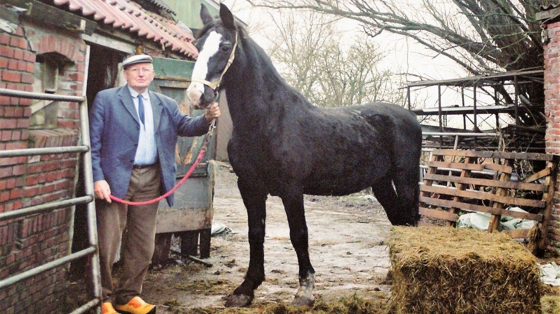 Jan Kuipers op zijn stalhouderij in 2001