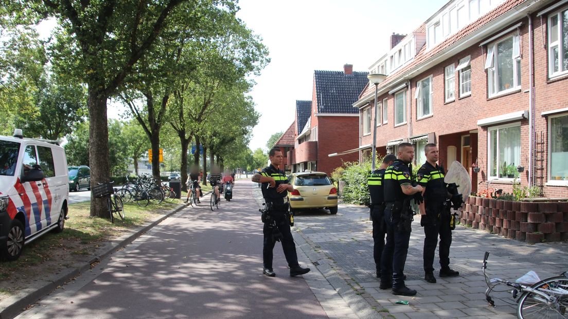 Politie bij de woning aan het Hoendiep in Stad waar een steekpartij plaatsvond