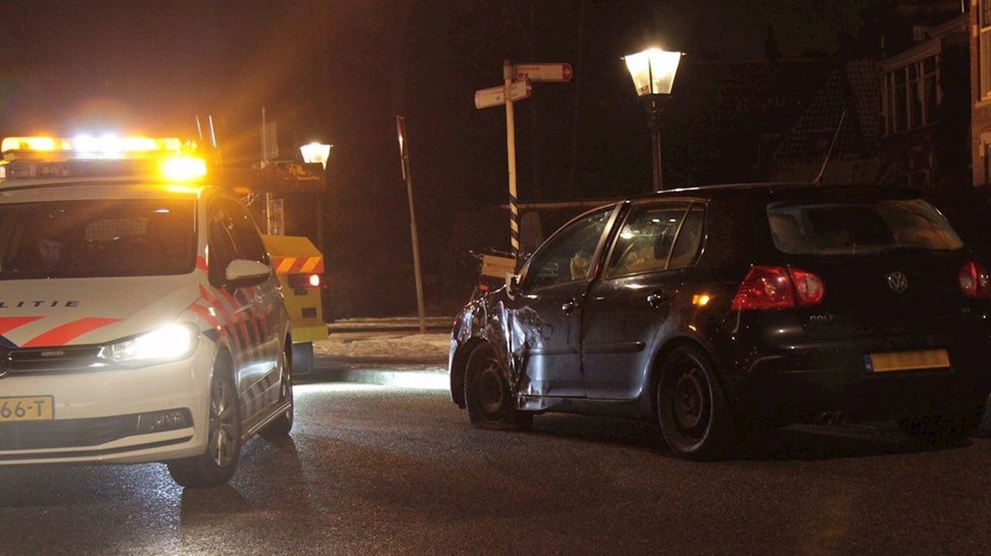 Auto botst tegen lantaarnpaal in Zwolle