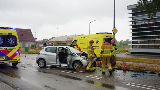 Inzittenden gewond nadat auto tegen boom botst