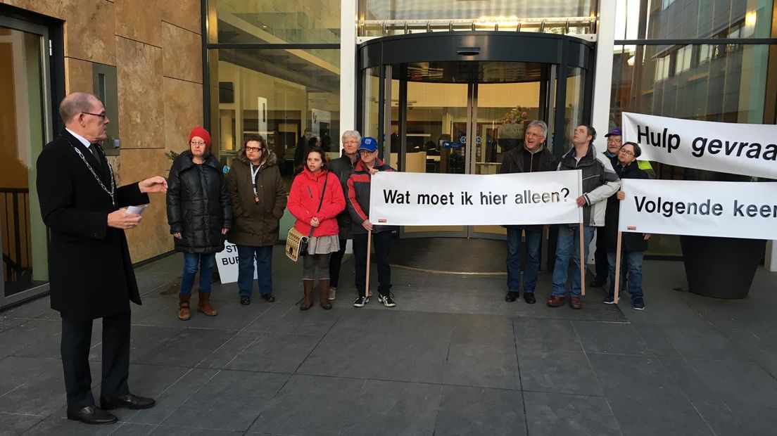 Gehandicapten moeten alleen stemmen maar kunnen dat niet. Ze voeren actie in Veenendaal.