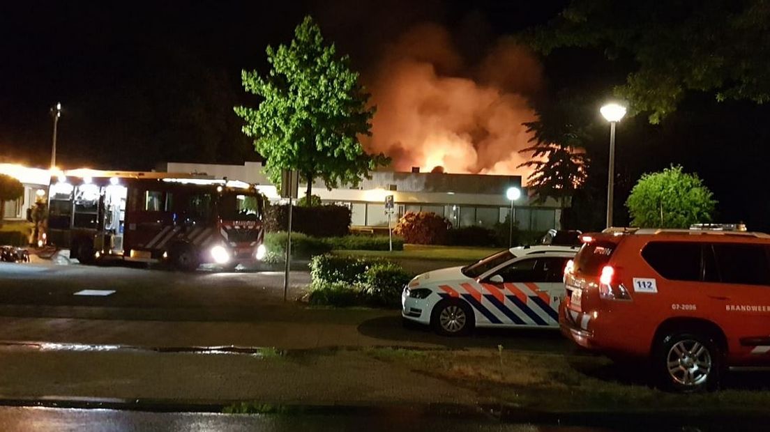 Het pand van opleidingsinstituut ROVC aan de Galvanistraat in Ede is grotendeels door brand verwoest. Vlammen sloegen tientallen meters hoog uit het dak.