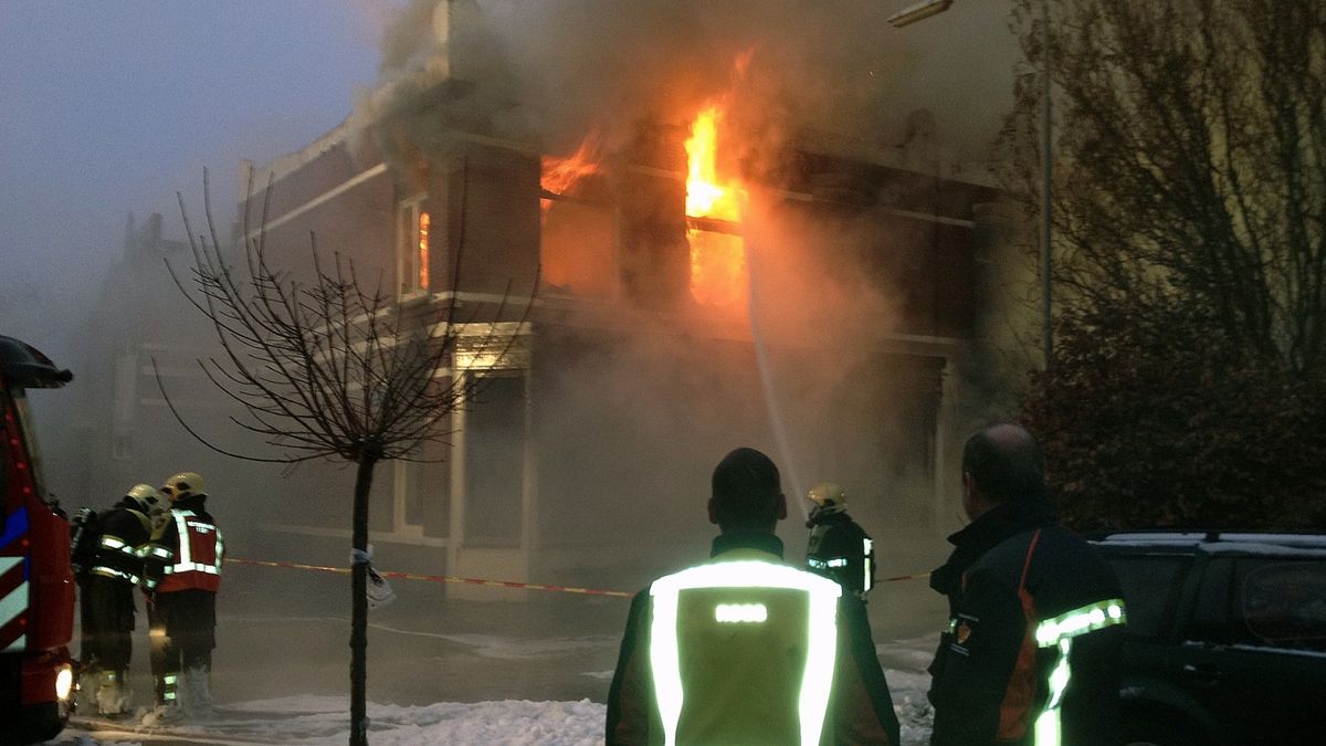 Brandweer geeft sein 'brand meester' in Tolbert