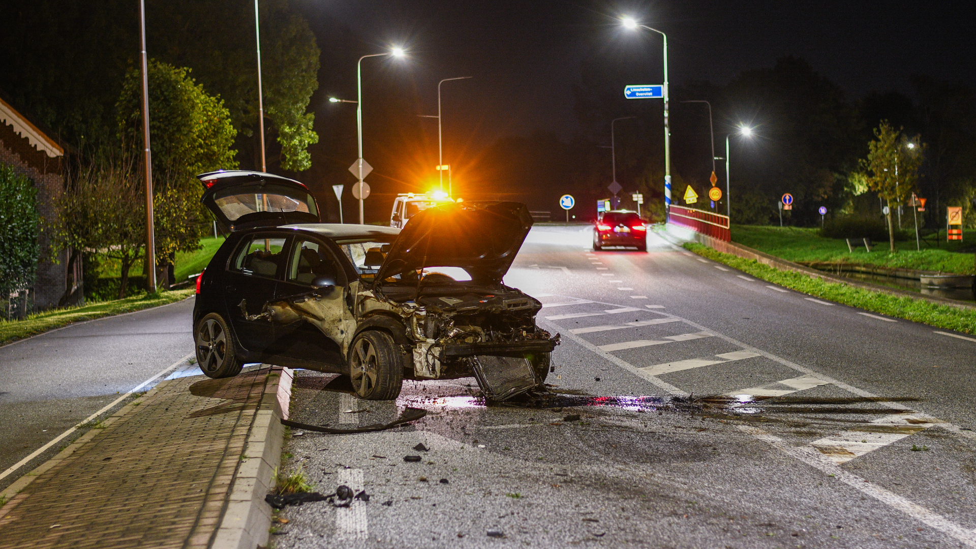 Auto raakt van de weg bij Linschoten en ramt houten vangrail