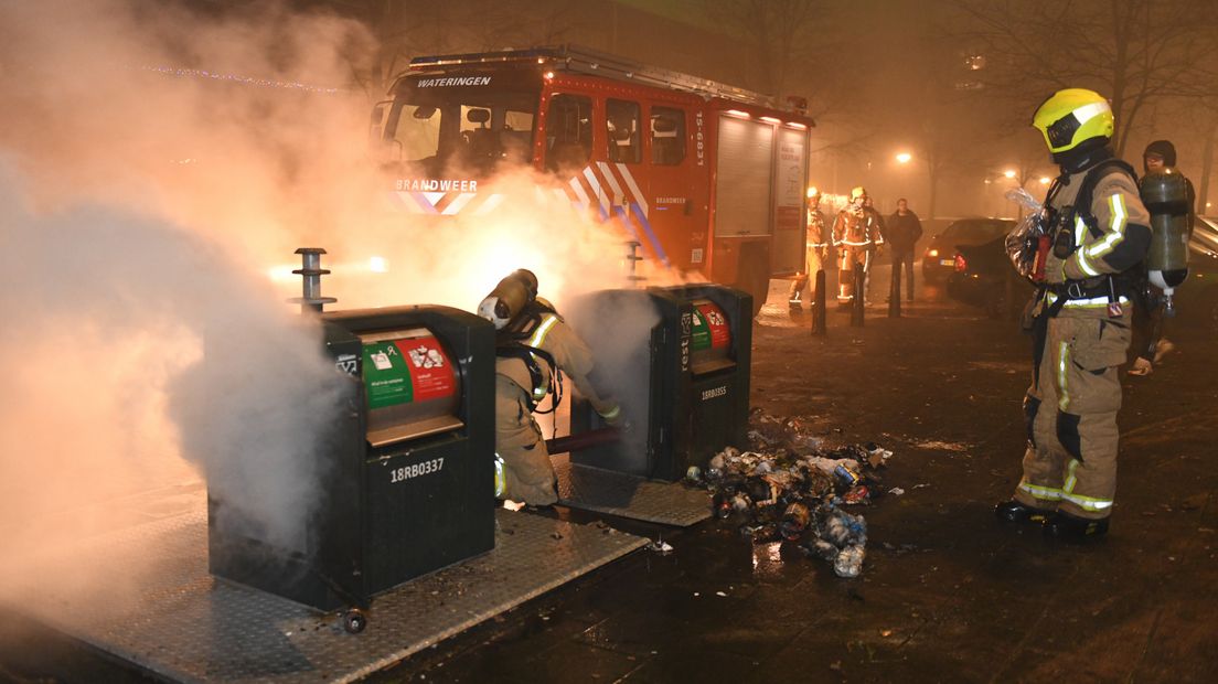 Brandweer blust containerbrand in Den Haag op oudejaarsavond